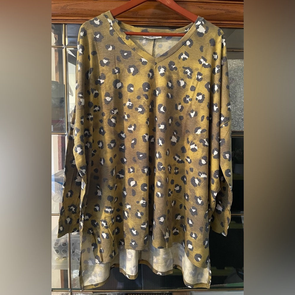 Zenana 2X Long Sleeve V Neck Animal Print Top.. NIP